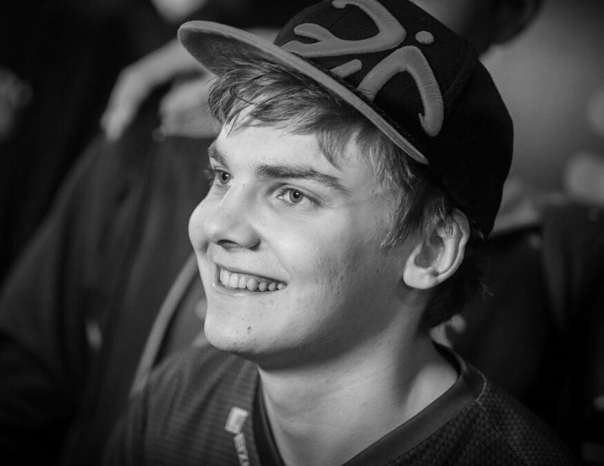 Lauri Cyanide Happonen smiling in a Fnatic cap, the black and white photo Riot used for its League of Legends tribute