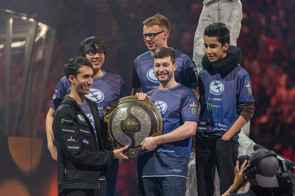 Evil Geniuses players lifting the Aegis of Champions at The International 2015